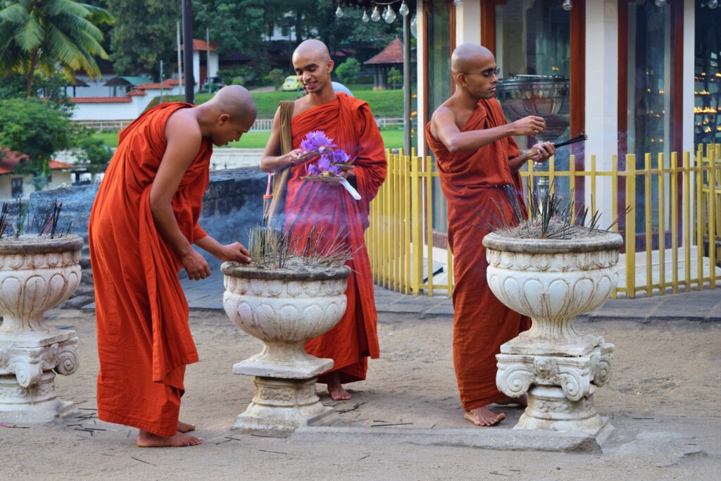 We zien monniken bidden tijdens het backpacken in Sri Lanka.